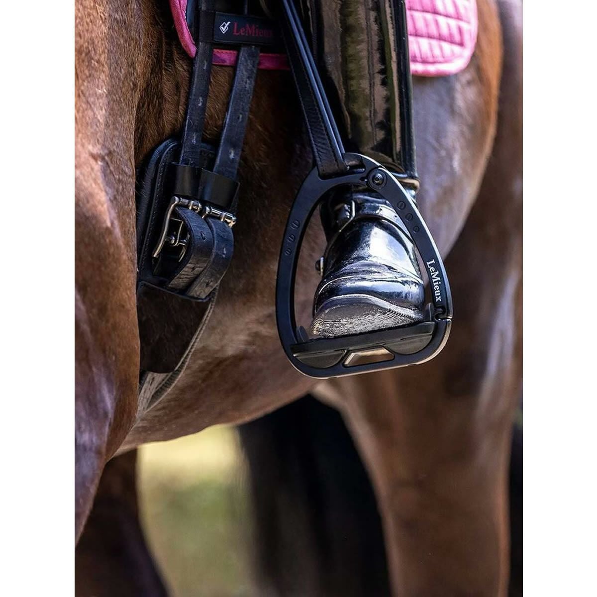 LeMieux ベクター セーフティ鐙|JODHPURS (ジョッパーズ) 乗馬用品